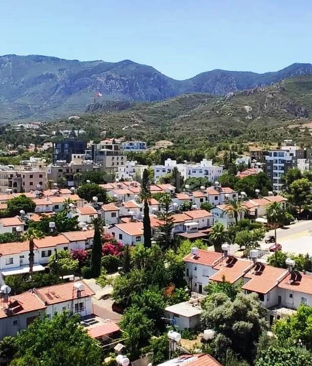 Girne merkezde Panoramik manzaralı ful teras lı   en üst katta tek ev -2+1 ful eşyalı penthouse.