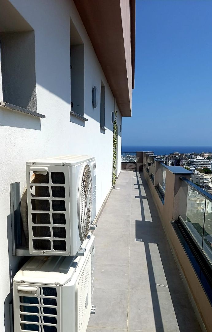 Girne merkezde Panoramik manzaralı ful teras lı   en üst katta tek ev -2+1 ful eşyalı penthouse.