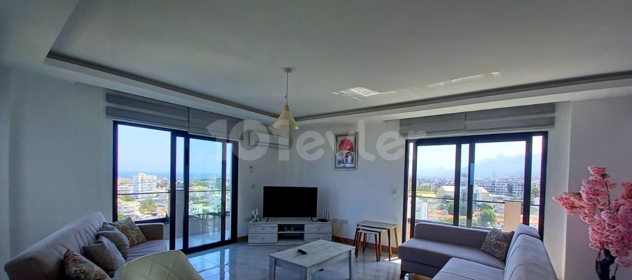 Girne merkezde Panoramik manzaralı ful teras lı   en üst katta tek ev -2+1 ful eşyalı penthouse.