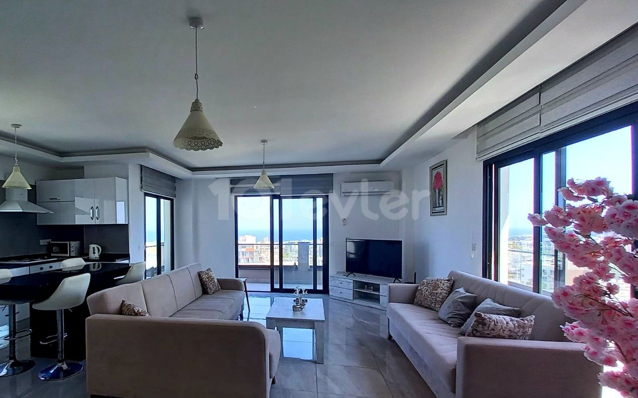 Girne merkezde Panoramik manzaralı ful teras lı   en üst katta tek ev -2+1 ful eşyalı penthouse.