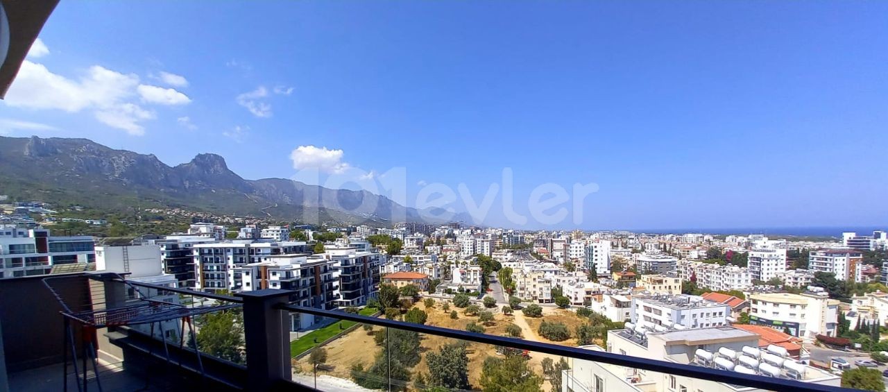 Girne merkezde Panoramik manzaralı ful teras lı   en üst katta tek ev -2+1 ful eşyalı penthouse.