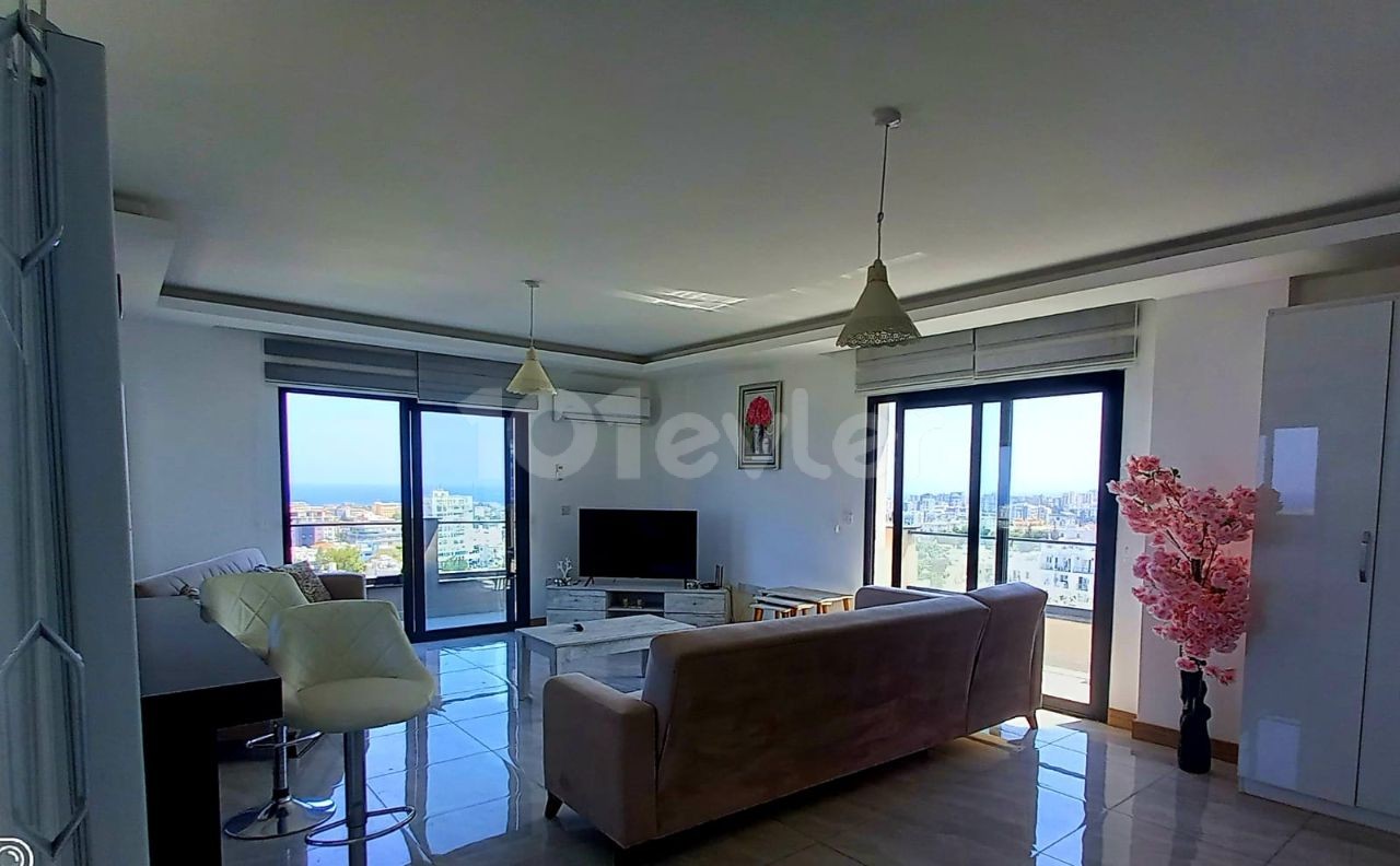 Girne merkezde Panoramik manzaralı ful teras lı   en üst katta tek ev -2+1 ful eşyalı penthouse.