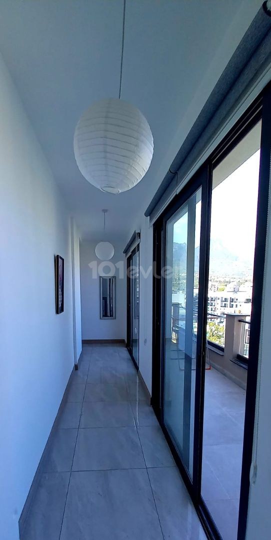 Girne merkezde Panoramik manzaralı ful teras lı   en üst katta tek ev -2+1 ful eşyalı penthouse.