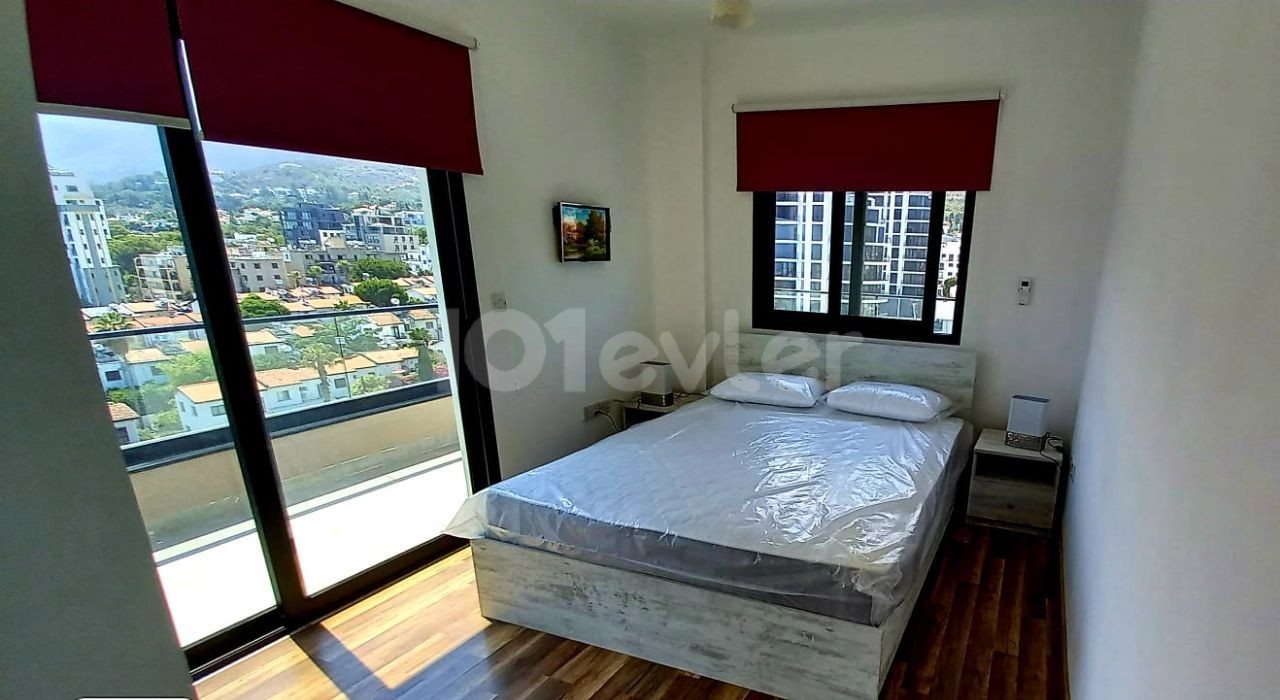 Girne merkezde Panoramik manzaralı ful teras lı   en üst katta tek ev -2+1 ful eşyalı penthouse.