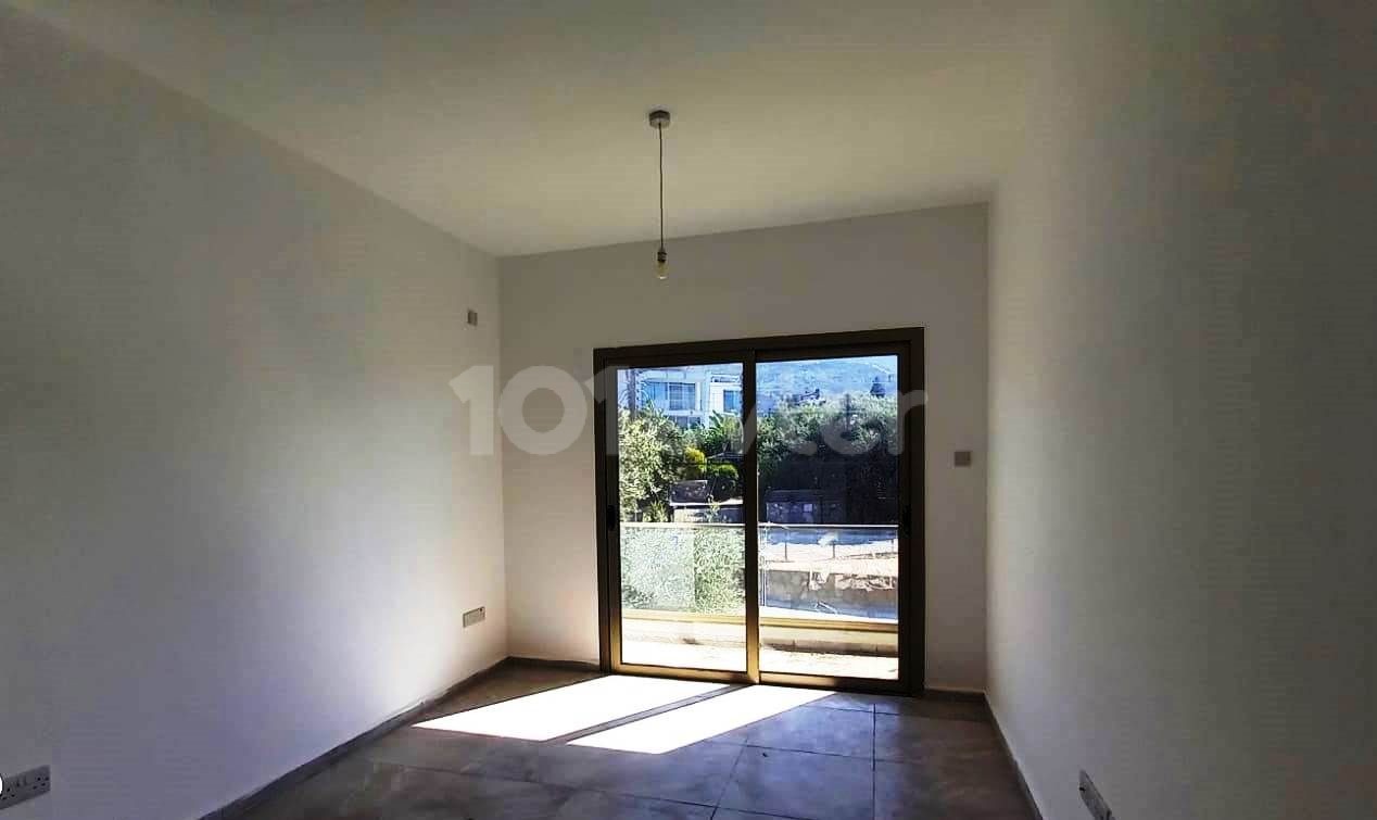 1-Zimmer-Apartments mit Garten und Terrasse mit türkischer Urkunde für Investitionen am Eingang der Kyrenia-Olivenhain-bucht. **  ** 