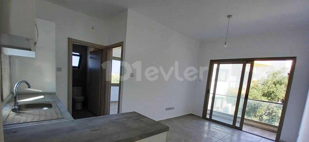 1-Zimmer-Apartments mit Garten und Terrasse mit türkischer Urkunde für Investitionen am Eingang der Kyrenia-Olivenhain-bucht. **  ** 