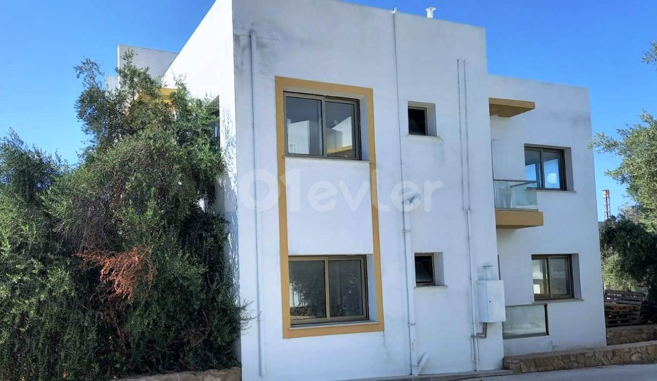 1-Zimmer-Apartments mit Garten und Terrasse mit türkischer Urkunde für Investitionen am Eingang der Kyrenia-Olivenhain-bucht. **  ** 