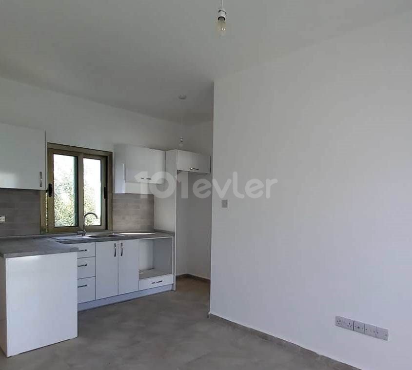 1-Zimmer-Apartments mit Garten und Terrasse mit türkischer Urkunde für Investitionen am Eingang der Kyrenia-Olivenhain-bucht. **  ** 