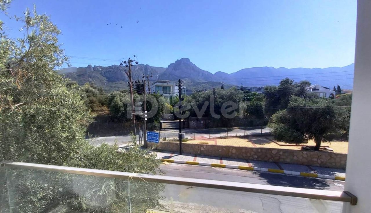 1-Zimmer-Apartments mit Garten und Terrasse mit türkischer Urkunde für Investitionen am Eingang der Kyrenia-Olivenhain-bucht. **  ** 