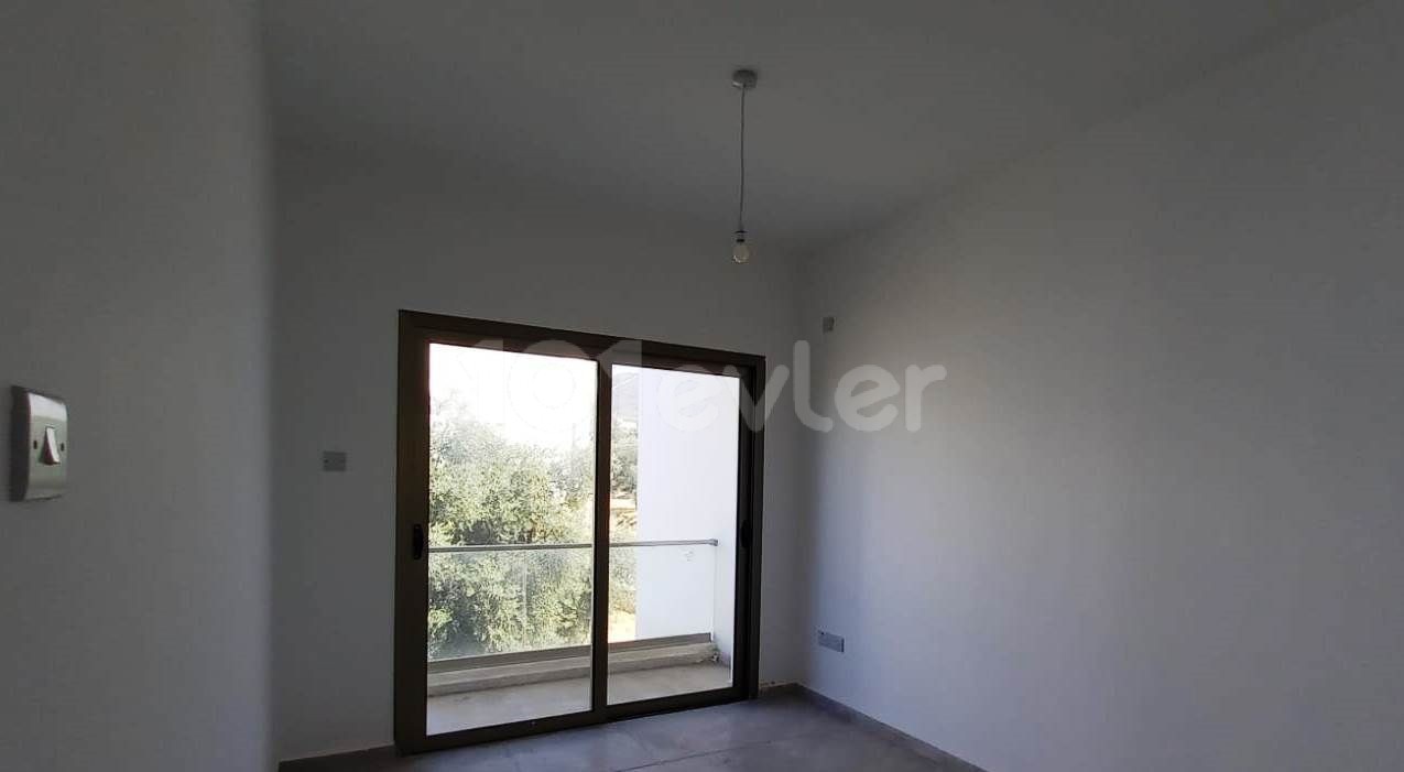 1-Zimmer-Apartments mit Garten und Terrasse mit türkischer Urkunde für Investitionen am Eingang der Kyrenia-Olivenhain-bucht. **  ** 