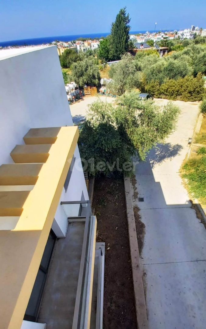 1-Zimmer-Apartments mit Garten und Terrasse mit türkischer Urkunde für Investitionen am Eingang der Kyrenia-Olivenhain-bucht. **  ** 