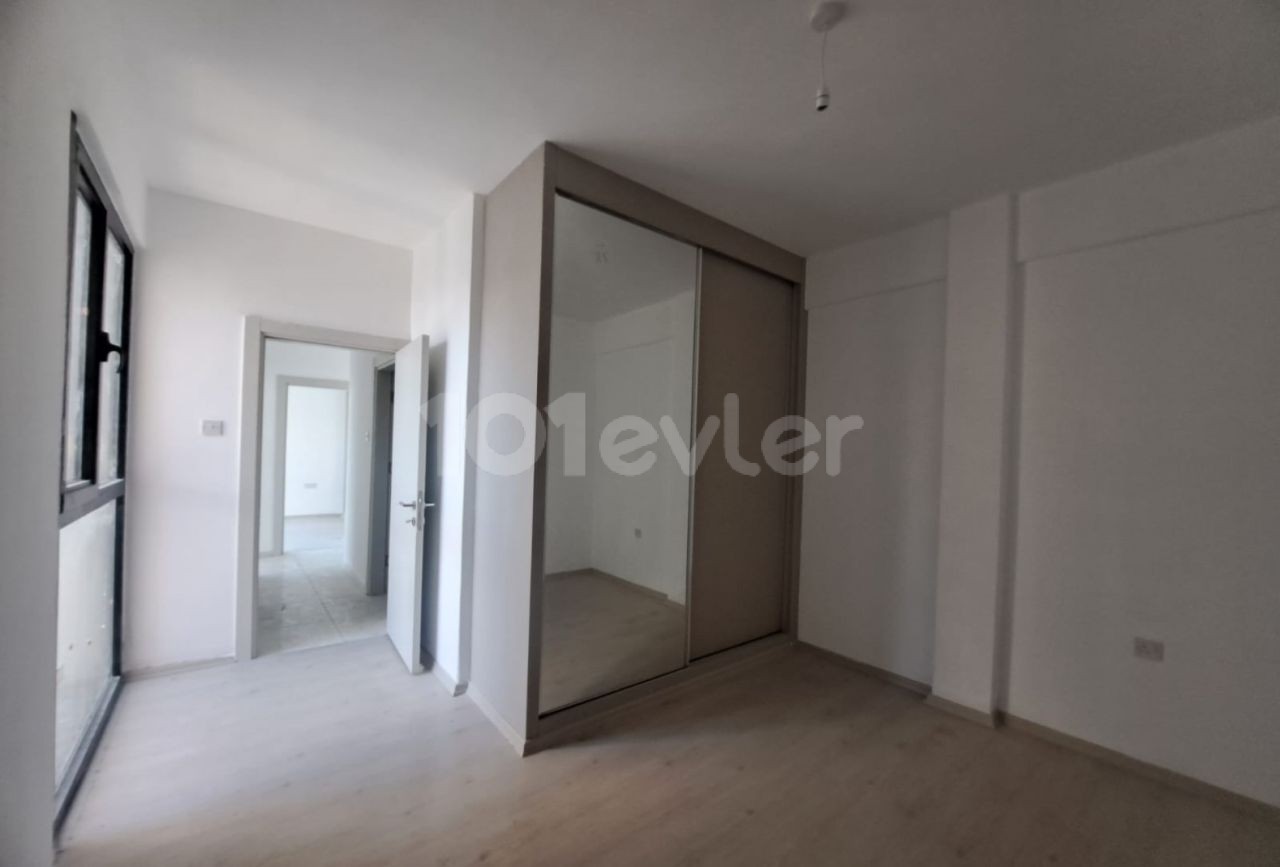 NEUE NEUE 3+1 unmöblierte Wohnung im Kyrenia Center.