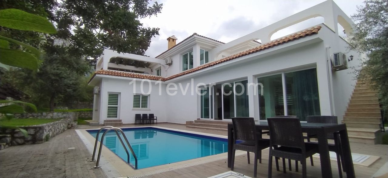 MODERNE VILLA MIT 4+1 POOL ZUM VERKAUF IN BELLAPAIS IM ZENTRUM VON KYRENIA ** 