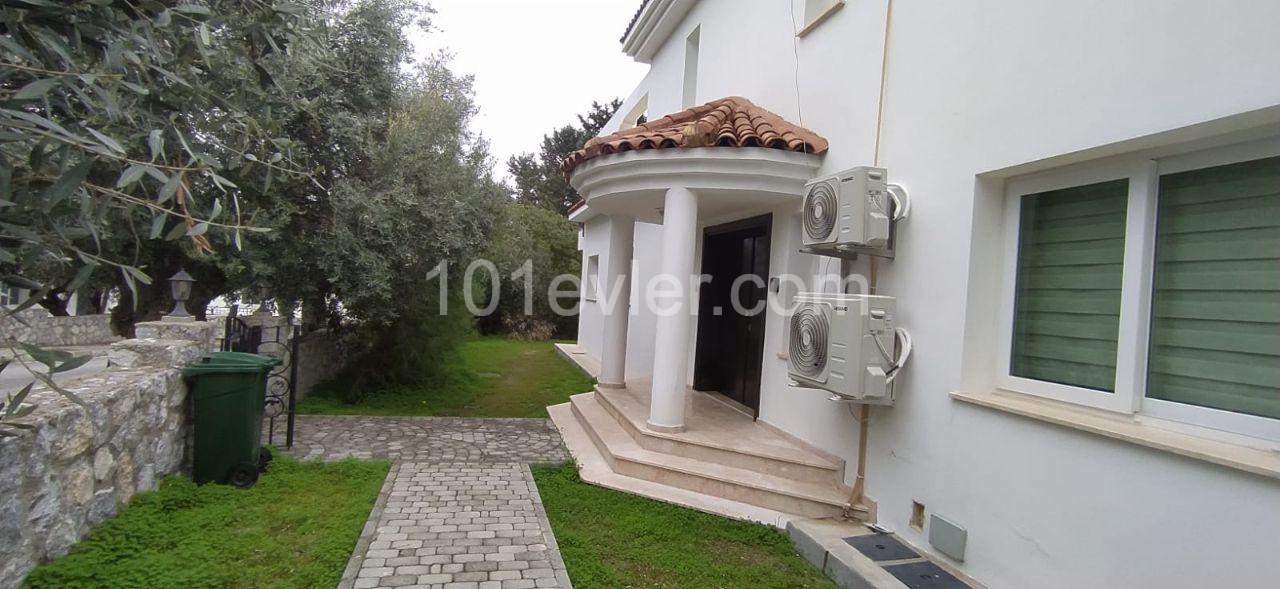 MODERNE VILLA MIT 4+1 POOL ZUM VERKAUF IN BELLAPAIS IM ZENTRUM VON KYRENIA ** 