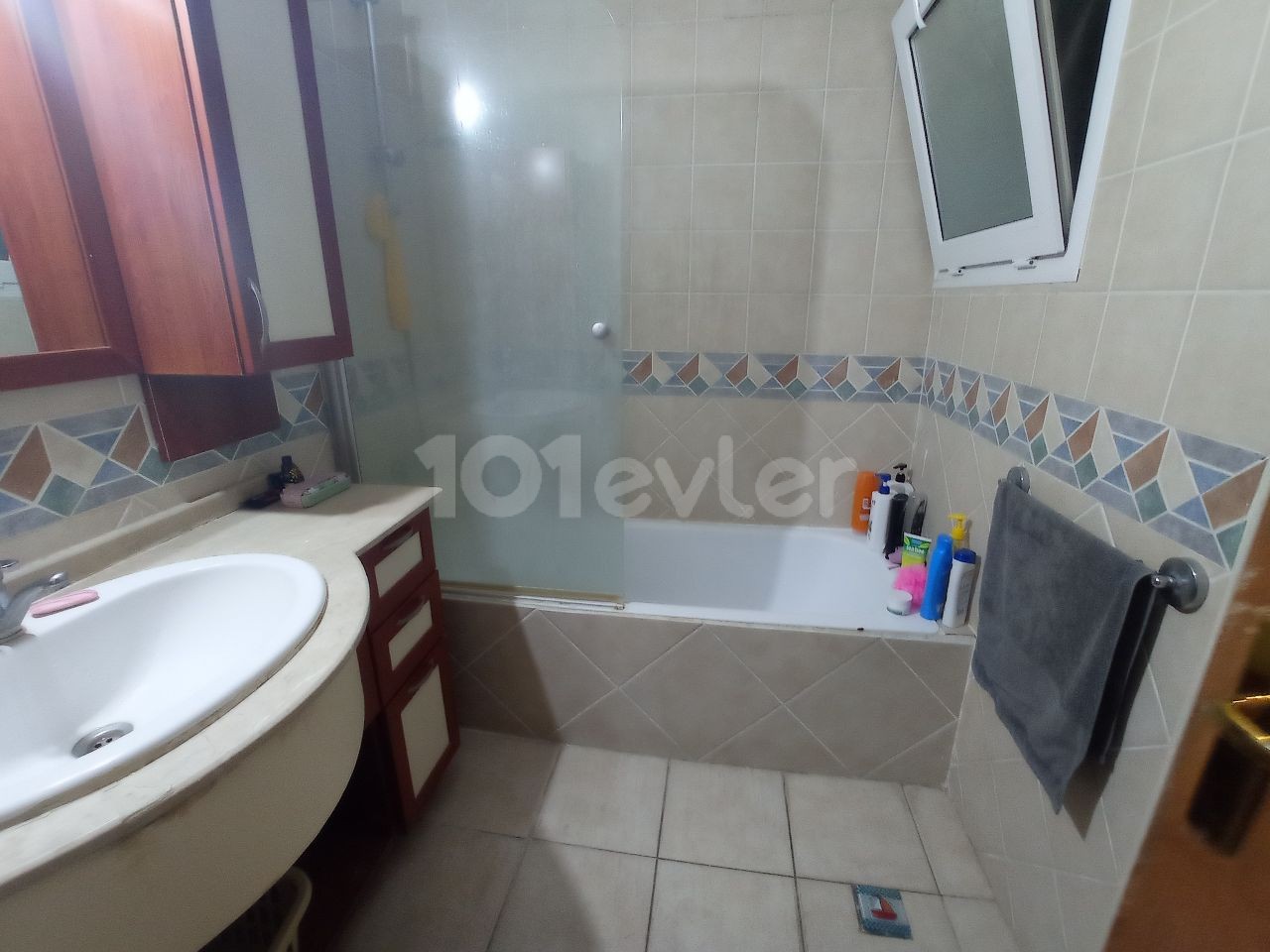 Girne merkezde havuzlu site içinde günlük kiralık 2+1 daire 