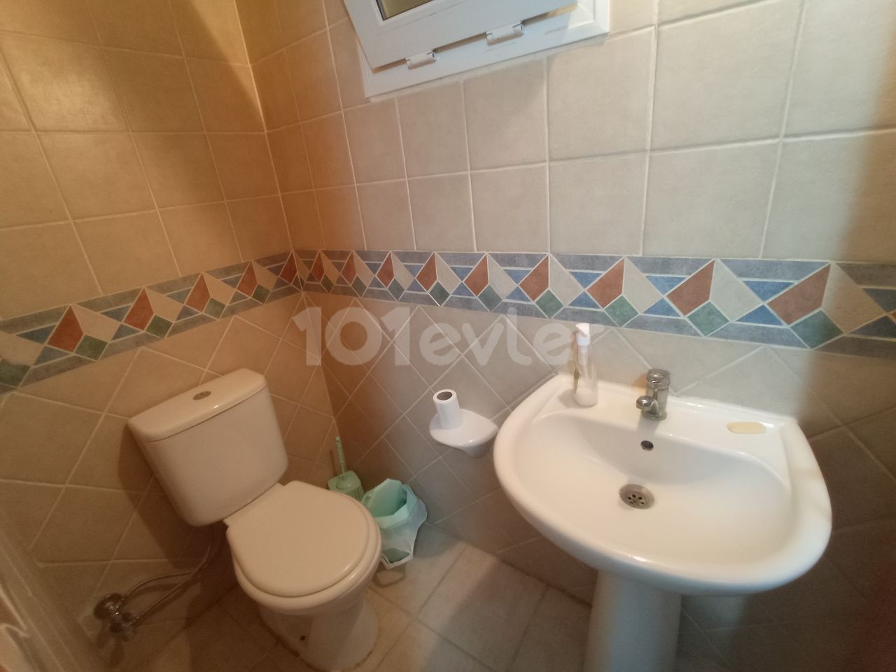 3+1 apartment for daily rent in a complex with pool in the center of Kyrenia 