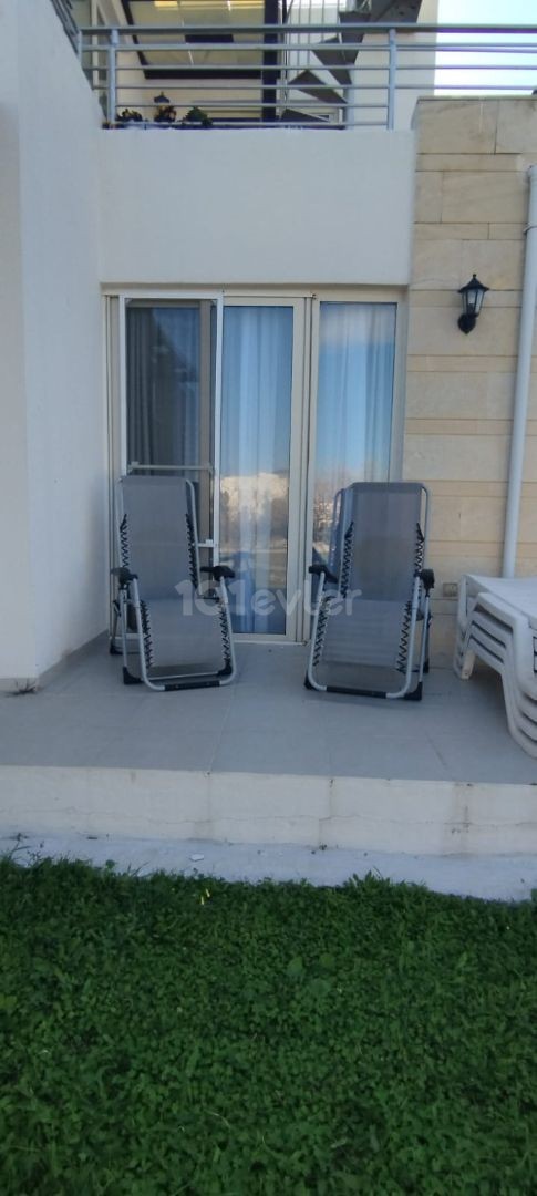 VOLLSTÄNDIG MÖBLIERTE 2+1-WOHNUNG ZUM VERKAUF IN TURTLE BAY IN DER REGION KYRENIA ESENTEPE