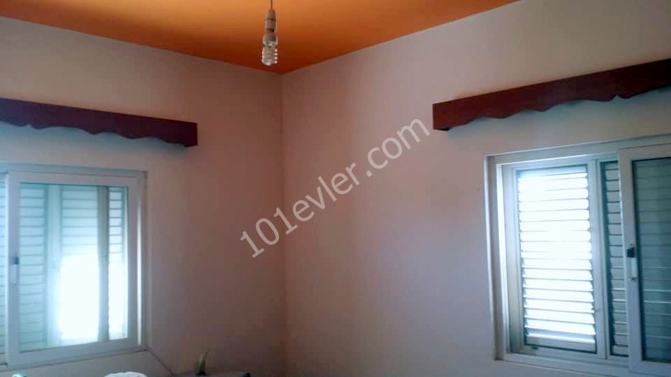 İSKELE BAHÇELER'DE 5686 M² ARSADA (3+1) BAHÇELİ MÜSTAKİL EV