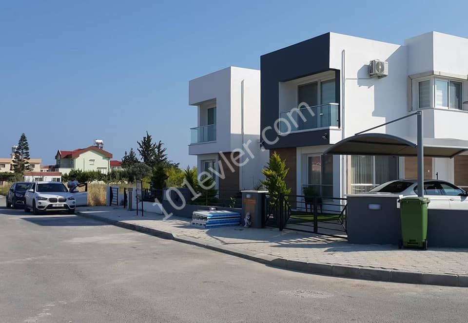 Özel tasarlanmış, Güzel ferah bir salon geniş camlar 3 yatak odalı yeni villa.