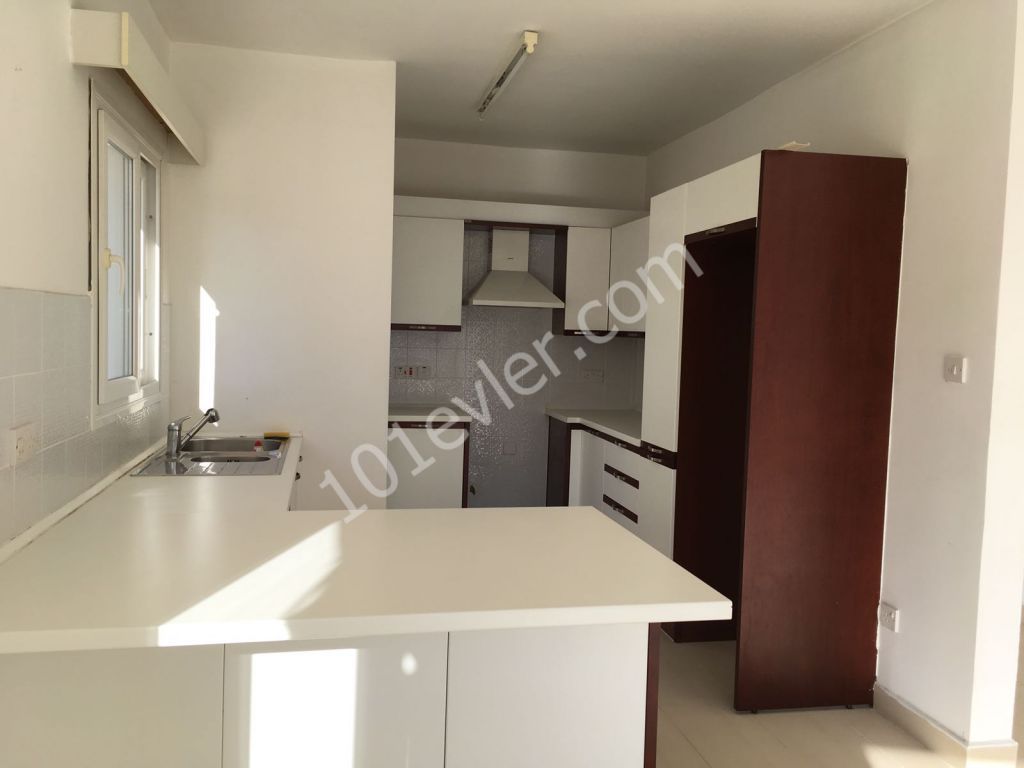 Girne merkez'de çarşı ve yat limanına yürüyüş mesafesinde eşyasız kiralık 3+1 daire