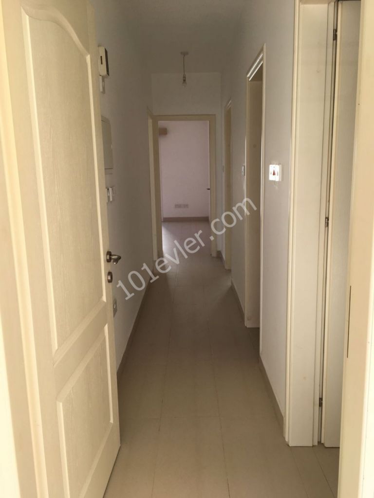 Girne merkez'de çarşı ve yat limanına yürüyüş mesafesinde eşyasız kiralık 3+1 daire