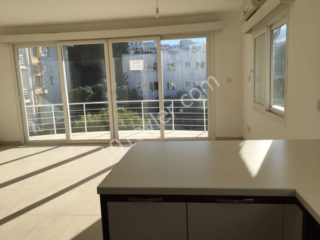 Girne merkez'de çarşı ve yat limanına yürüyüş mesafesinde eşyasız kiralık 3+1 daire