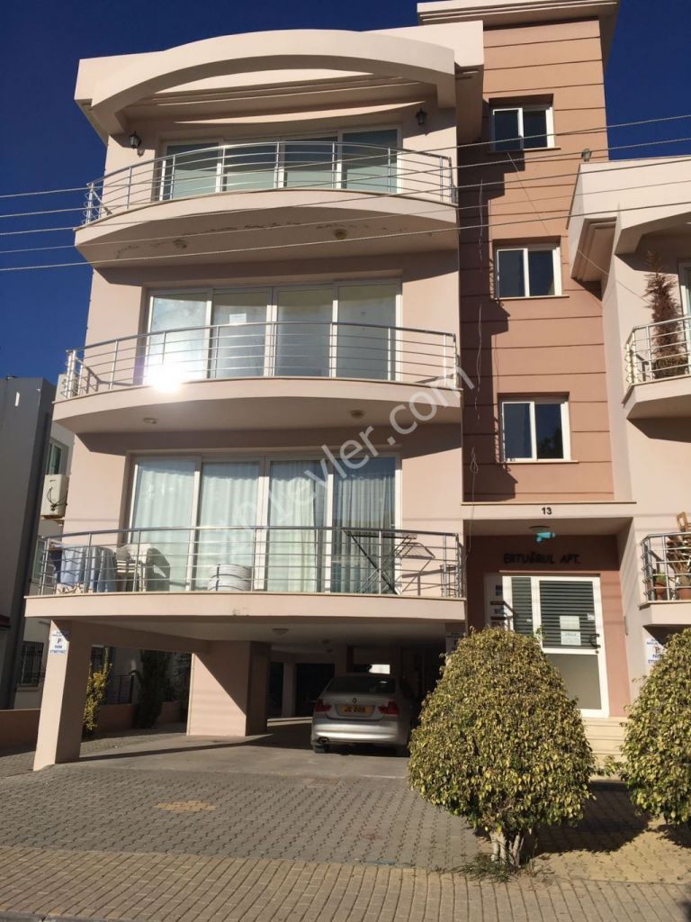 Girne merkez'de çarşı ve yat limanına yürüyüş mesafesinde eşyasız kiralık 3+1 daire