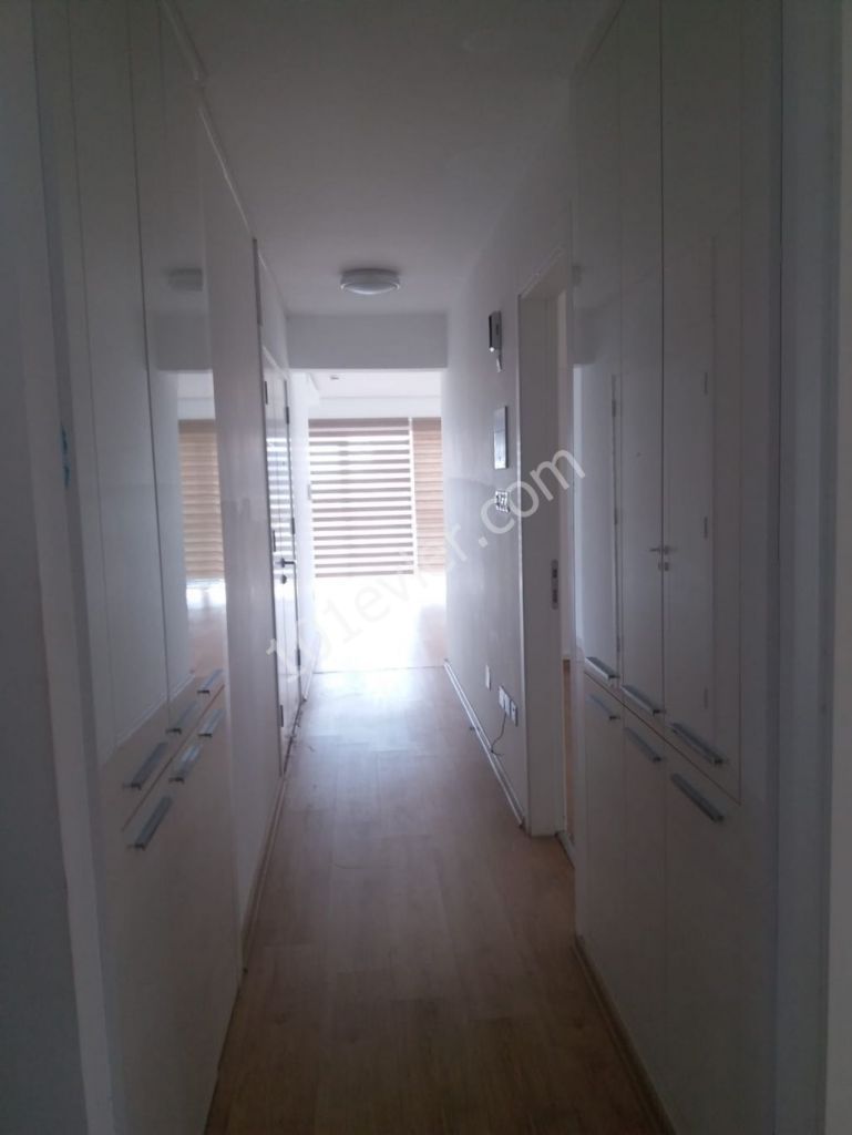 Girne'nin en prestijli caddesi üzerinde , Residence bina'nın 8.katın'da ofis/iş yeri veya daire olarak da kullanılmaya müsait 'deniz manzaralı' lüks 130 m2 / 3+1 daire ..