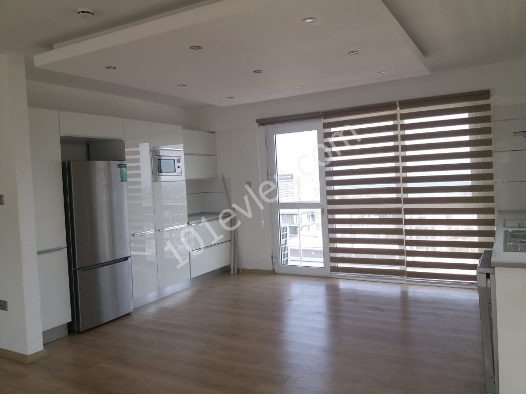 Girne'nin en prestijli caddesi üzerinde , Residence bina'nın 8.katın'da ofis/iş yeri veya daire olarak da kullanılmaya müsait 'deniz manzaralı' lüks 130 m2 / 3+1 daire ..