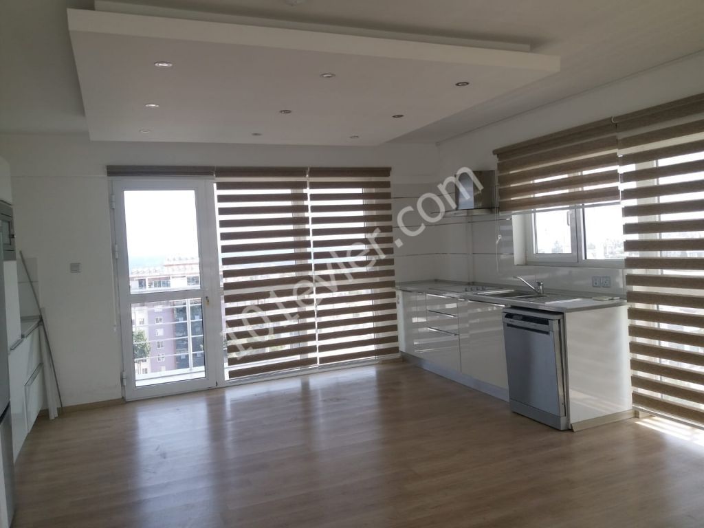 Girne'nin en prestijli caddesi üzerinde , Residence bina'nın 8.katın'da ofis/iş yeri veya daire olarak da kullanılmaya müsait 'deniz manzaralı' lüks 130 m2 / 3+1 daire ..