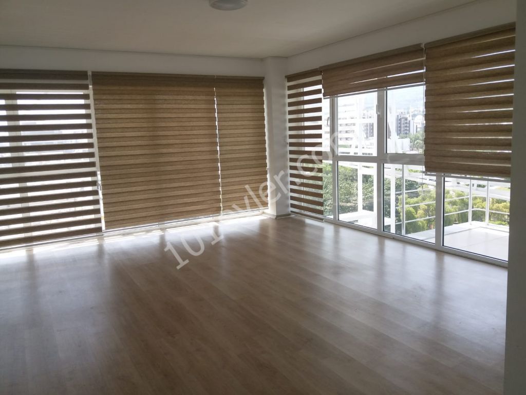 Girne'nin en prestijli caddesi üzerinde , Residence bina'nın 8.katın'da ofis/iş yeri veya daire olarak da kullanılmaya müsait 'deniz manzaralı' lüks 130 m2 / 3+1 daire ..