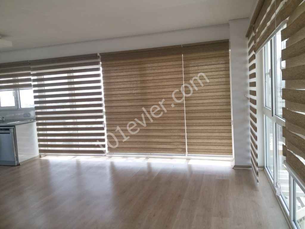 Girne'nin en prestijli caddesi üzerinde , Residence bina'nın 8.katın'da ofis/iş yeri veya daire olarak da kullanılmaya müsait 'deniz manzaralı' lüks 130 m2 / 3+1 daire ..