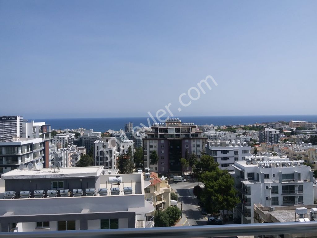 Girne'nin en prestijli caddesi üzerinde , Residence bina'nın 8.katın'da ofis/iş yeri veya daire olarak da kullanılmaya müsait 'deniz manzaralı' lüks 130 m2 / 3+1 daire ..