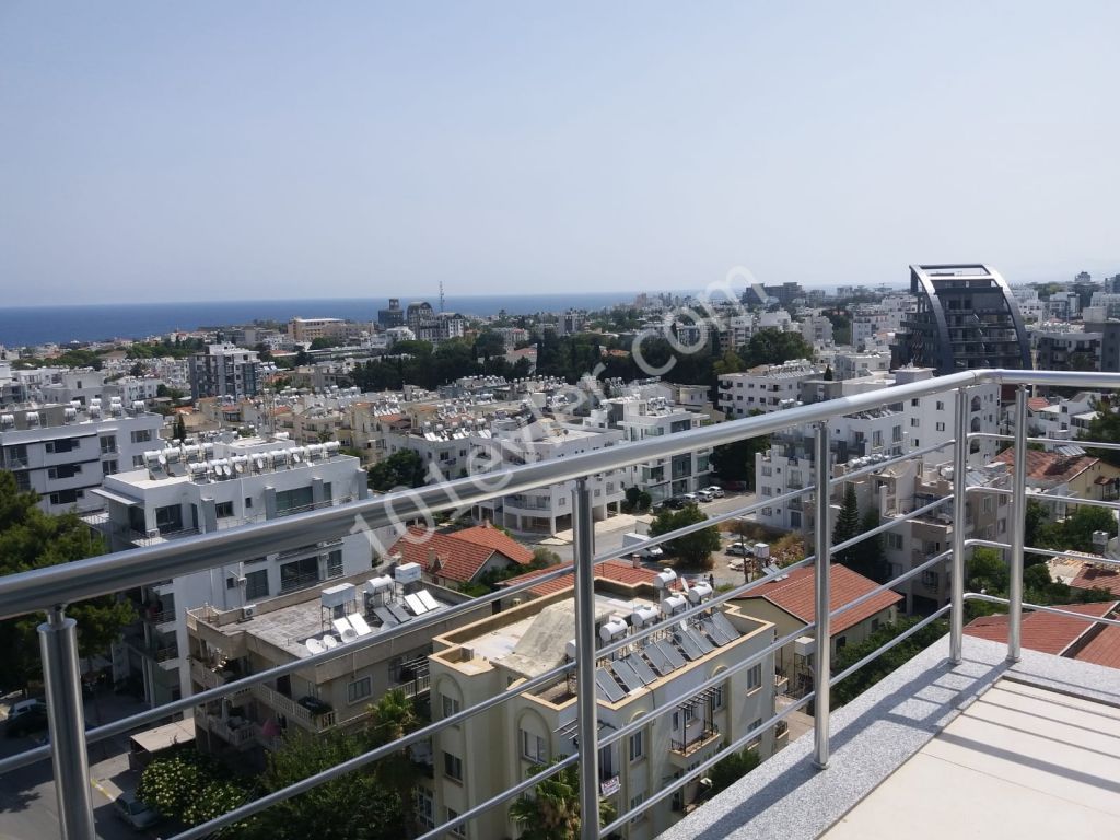 Girne'nin en prestijli caddesi üzerinde , Residence bina'nın 8.katın'da ofis/iş yeri veya daire olarak da kullanılmaya müsait 'deniz manzaralı' lüks 130 m2 / 3+1 daire ..