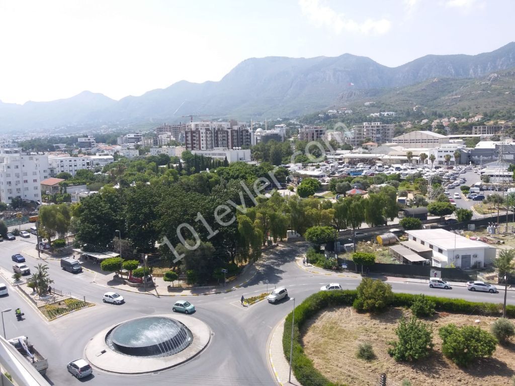 Girne'nin en prestijli caddesi üzerinde , Residence bina'nın 8.katın'da ofis/iş yeri veya daire olarak da kullanılmaya müsait 'deniz manzaralı' lüks 130 m2 / 3+1 daire ..