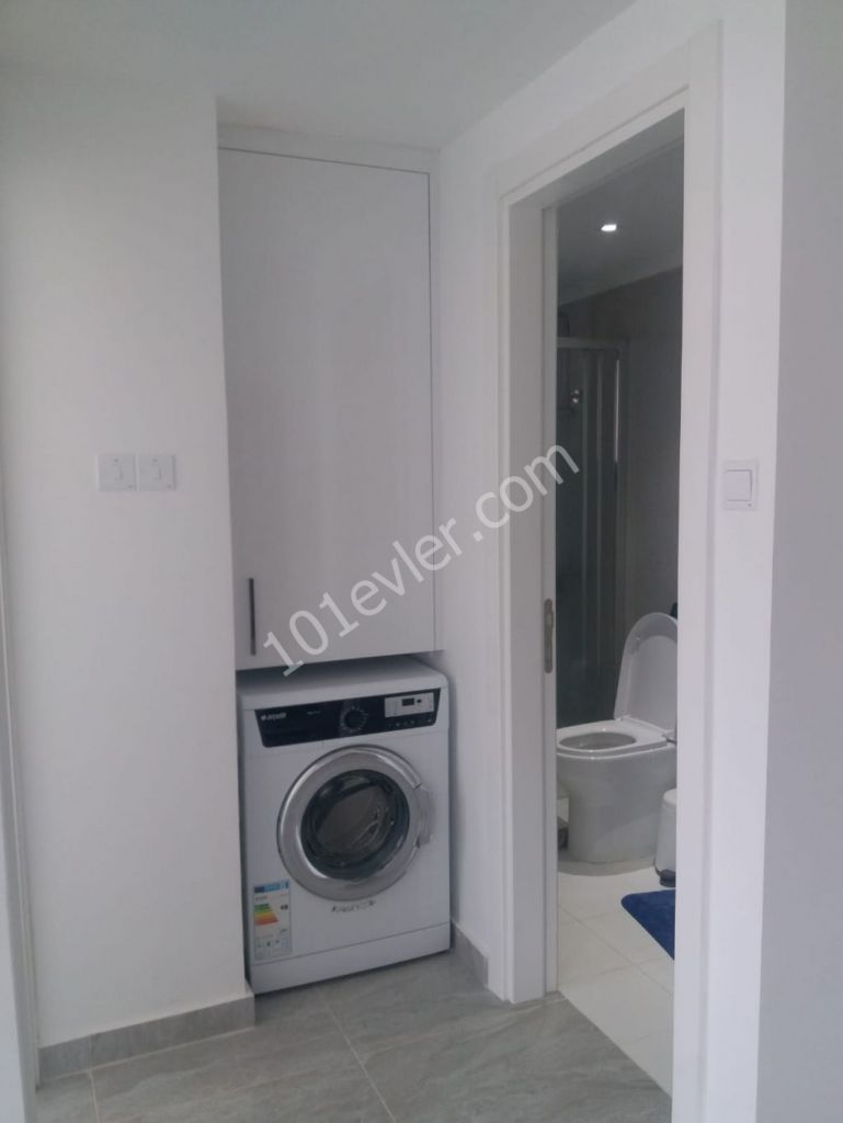 Girne merkez'de ana caddeye yürüyüş mesafesinde , lüks eşyalı kiralık 1+1 daire / 350 stg aylık ödemeli (aidat dahil)