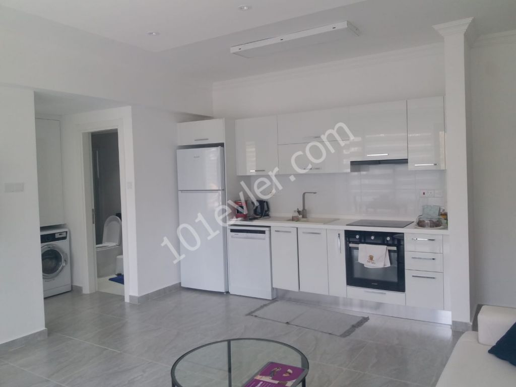 Girne merkez'de ana caddeye yürüyüş mesafesinde , lüks eşyalı kiralık 1+1 daire / 350 stg aylık ödemeli (aidat dahil)