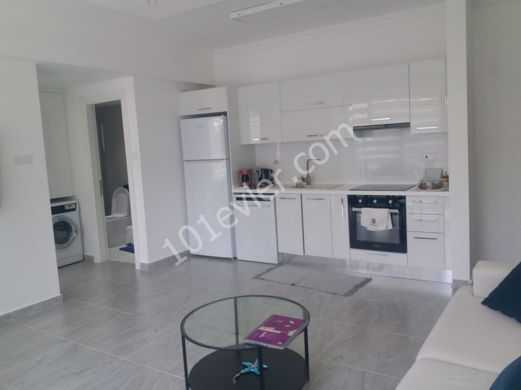 Girne merkez'de ana caddeye yürüyüş mesafesinde , lüks eşyalı kiralık 1+1 daire / 350 stg aylık ödemeli (aidat dahil)