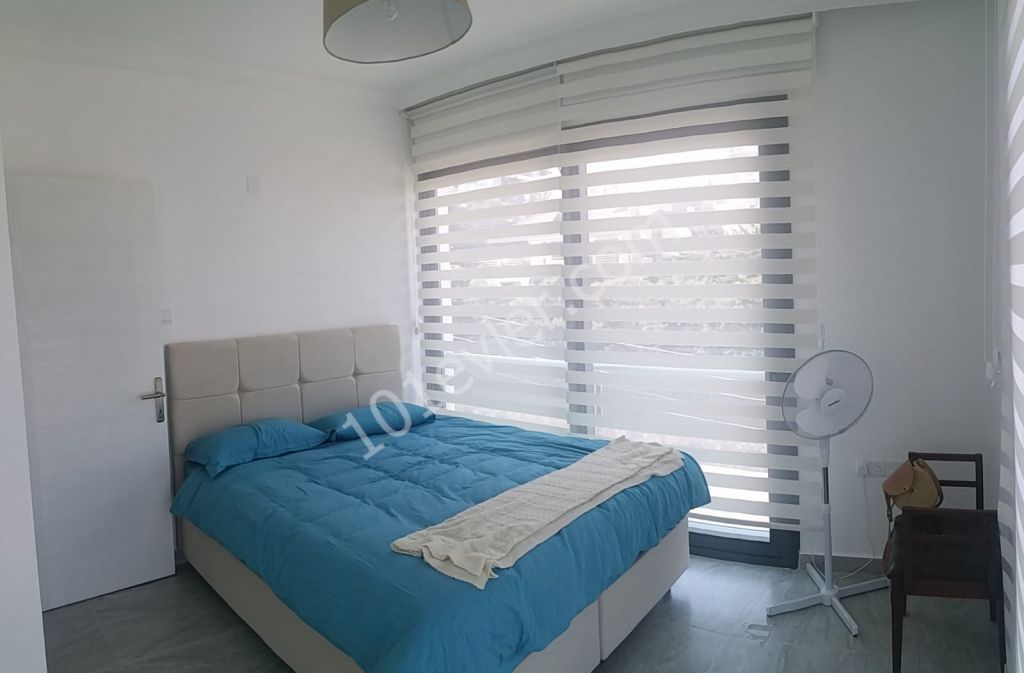 Girne merkez'de ana caddeye yürüyüş mesafesinde , lüks eşyalı kiralık 1+1 daire / 350 stg aylık ödemeli (aidat dahil)