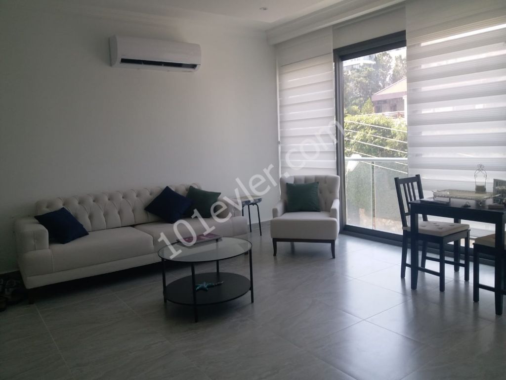 Girne merkez'de ana caddeye yürüyüş mesafesinde , lüks eşyalı kiralık 1+1 daire / 350 stg aylık ödemeli (aidat dahil)