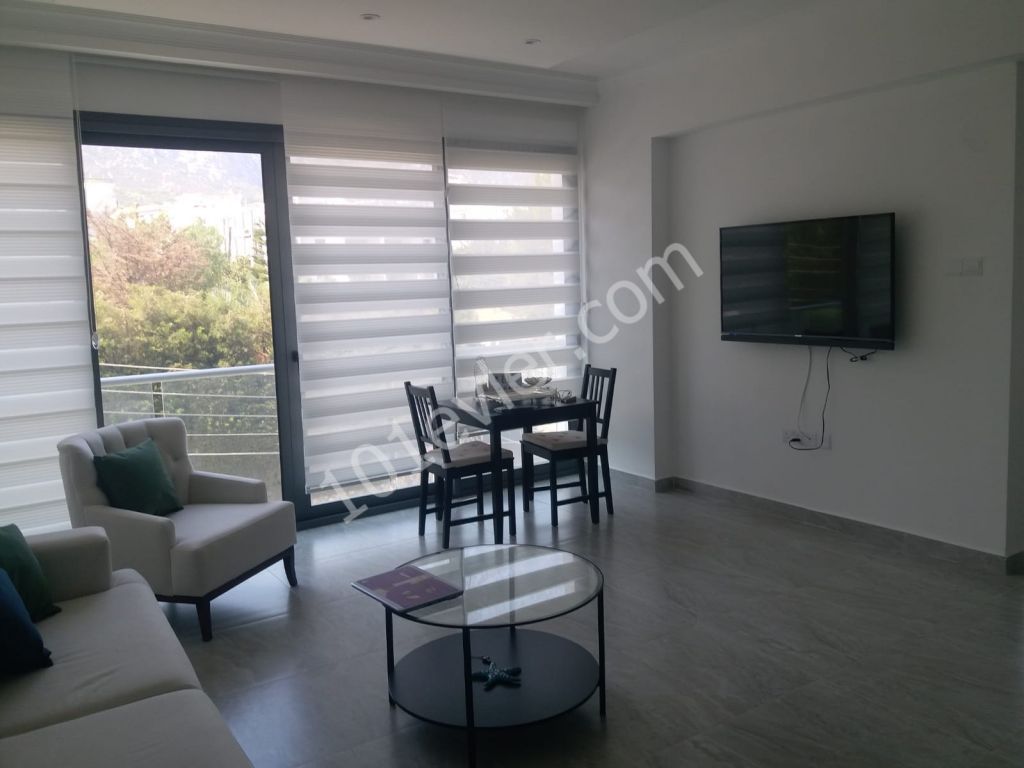 Girne merkez'de ana caddeye yürüyüş mesafesinde , lüks eşyalı kiralık 1+1 daire / 350 stg aylık ödemeli (aidat dahil)