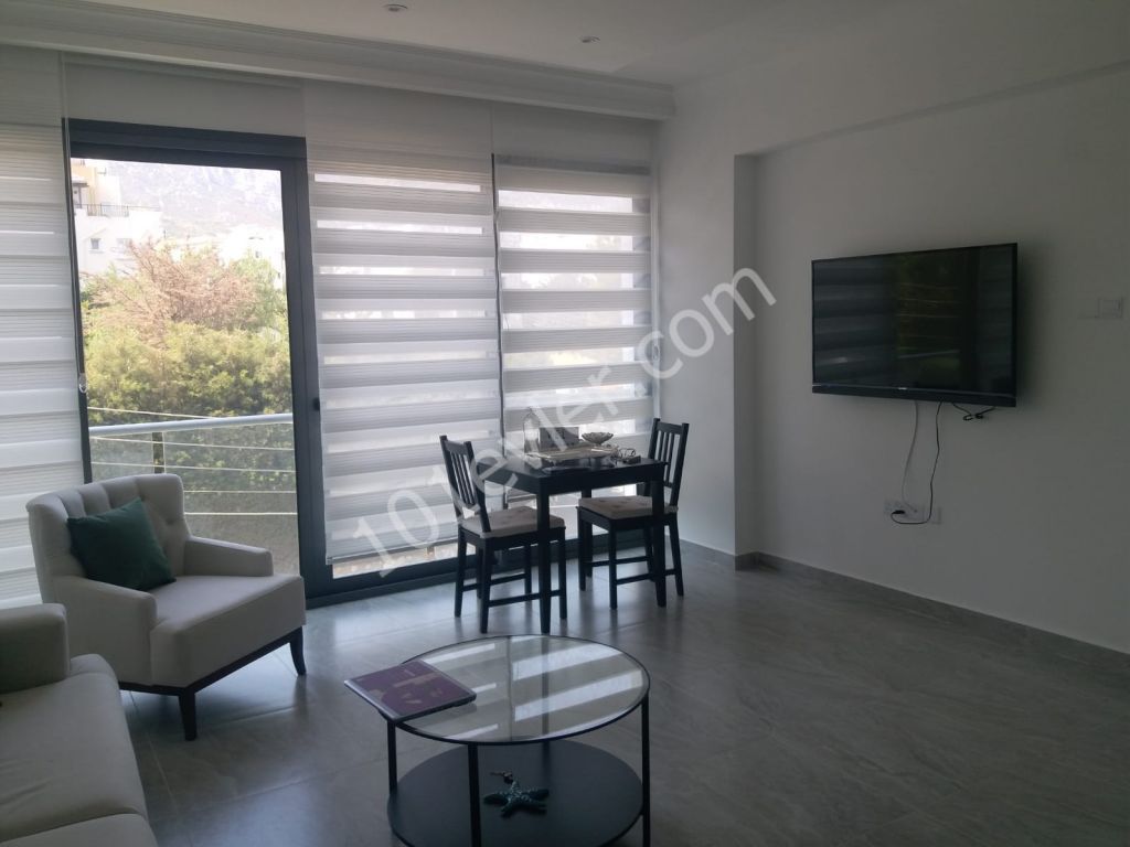 Girne merkez'de ana caddeye yürüyüş mesafesinde , lüks eşyalı kiralık 1+1 daire / 350 stg aylık ödemeli (aidat dahil)