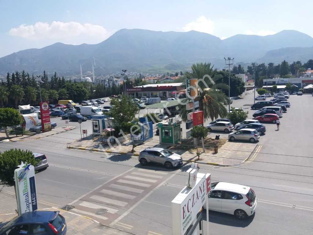 Girne merkez'de işlek ana cadde üzerinde Banka veya kurumsal şirketlere kiralık 2 adet dükkan !! Toplam 1,800 stg 