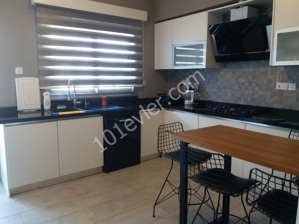 Girne merkez'de harika deniz manzaralı , 140 m2 / 3+1 Satılık lüks daire