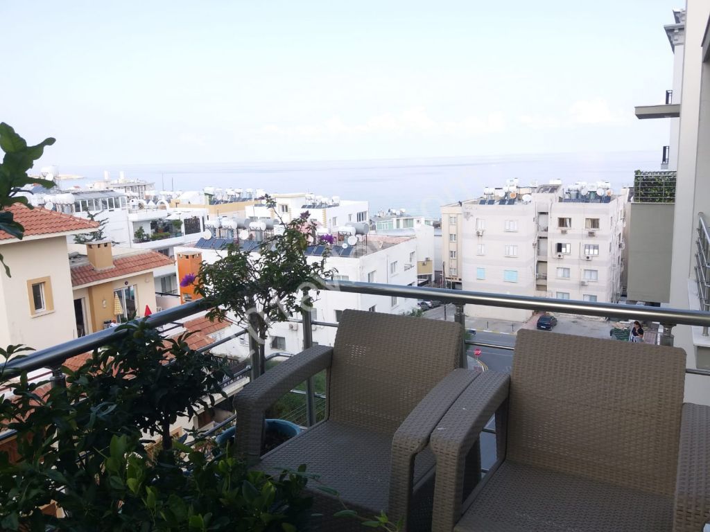 Girne merkez'de harika deniz manzaralı , 140 m2 / 3+1 Satılık lüks daire