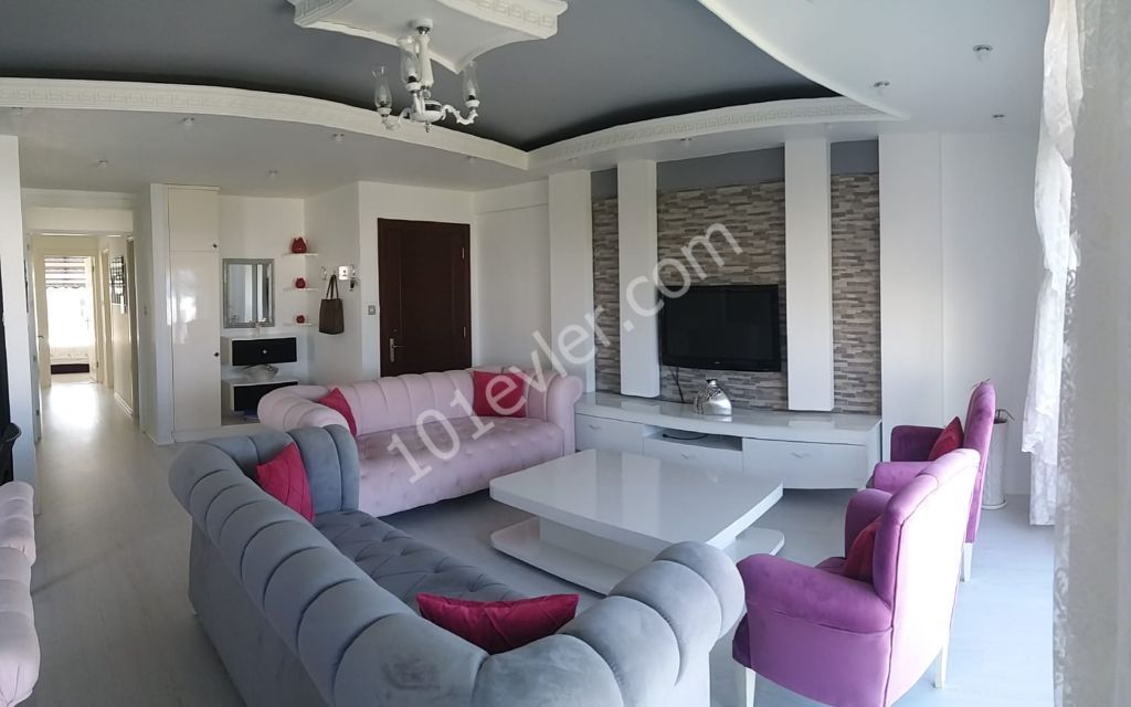 Продается квартира 3 + 1 в моноблочном отдельно стоящем доме с общим бассейном в Алсанджаке с прекрасным видом на горы / море ** 