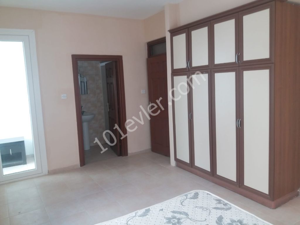 Girne kaşgar bölgesinde 120 m2 yaşam alanına sahip geniş salon ve 2 banyolu satılık 3+1 daire