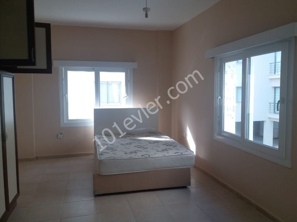 Girne kaşgar bölgesinde 120 m2 yaşam alanına sahip geniş salon ve 2 banyolu satılık 3+1 daire