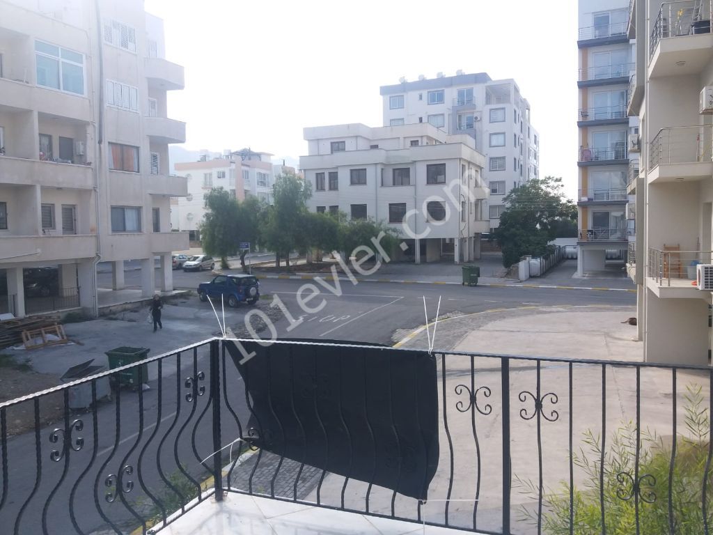 Girne kaşgar bölgesinde 120 m2 yaşam alanına sahip geniş salon ve 2 banyolu satılık 3+1 daire