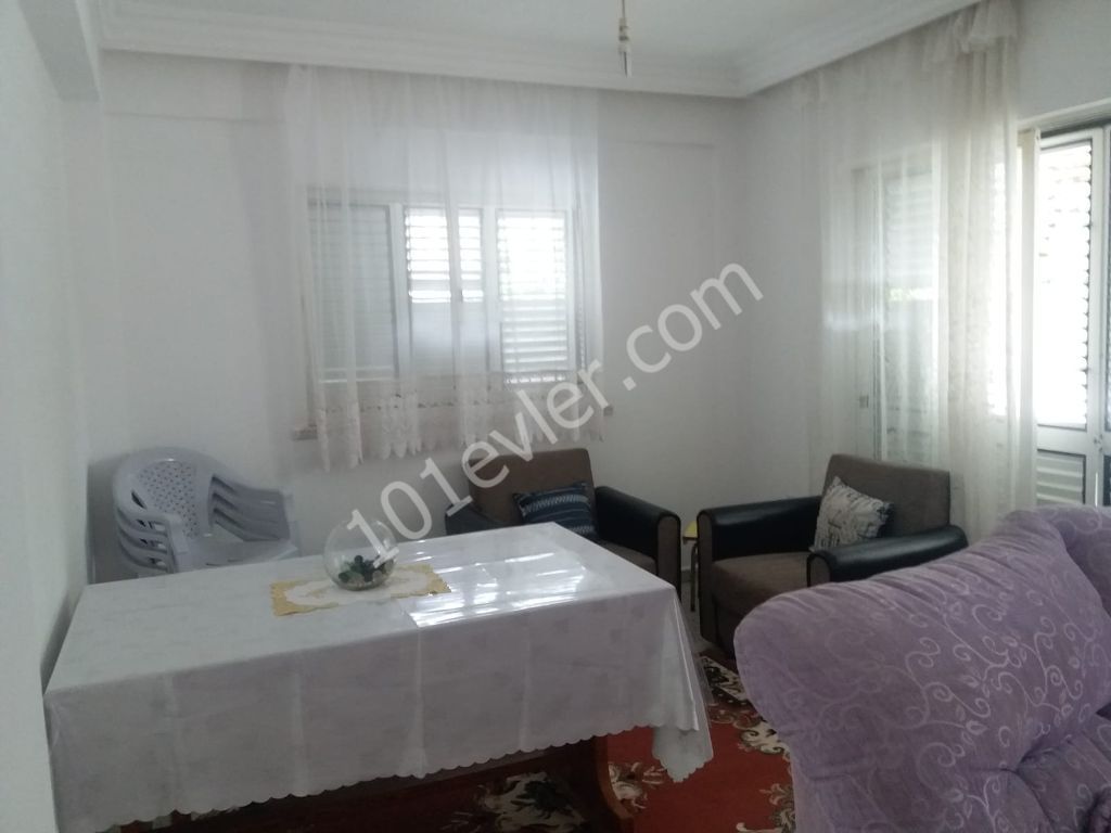 Girne merkez'de devlet daireleri ve 5 yildizli hotellere cok yakin konumda Zemin katta satilik 3+1 / 125 m2 daire..